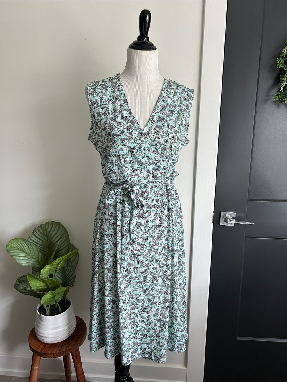 Stretchy💚🤍 🖤L faux wrap Sleeveless V-Neck Tie-Waist Midi Dress in green black